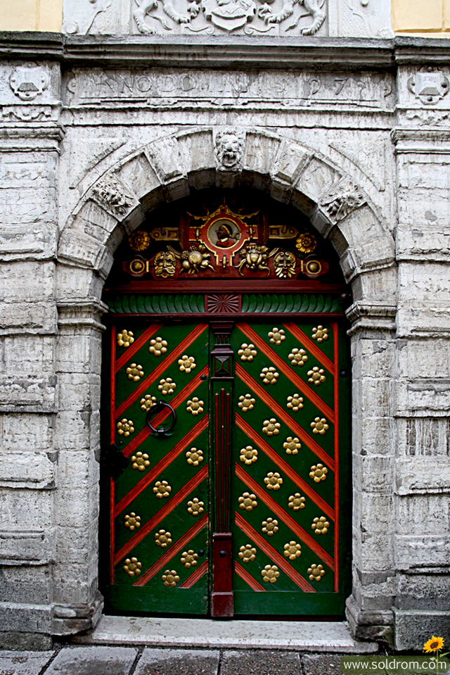 tallinn_estonia_door